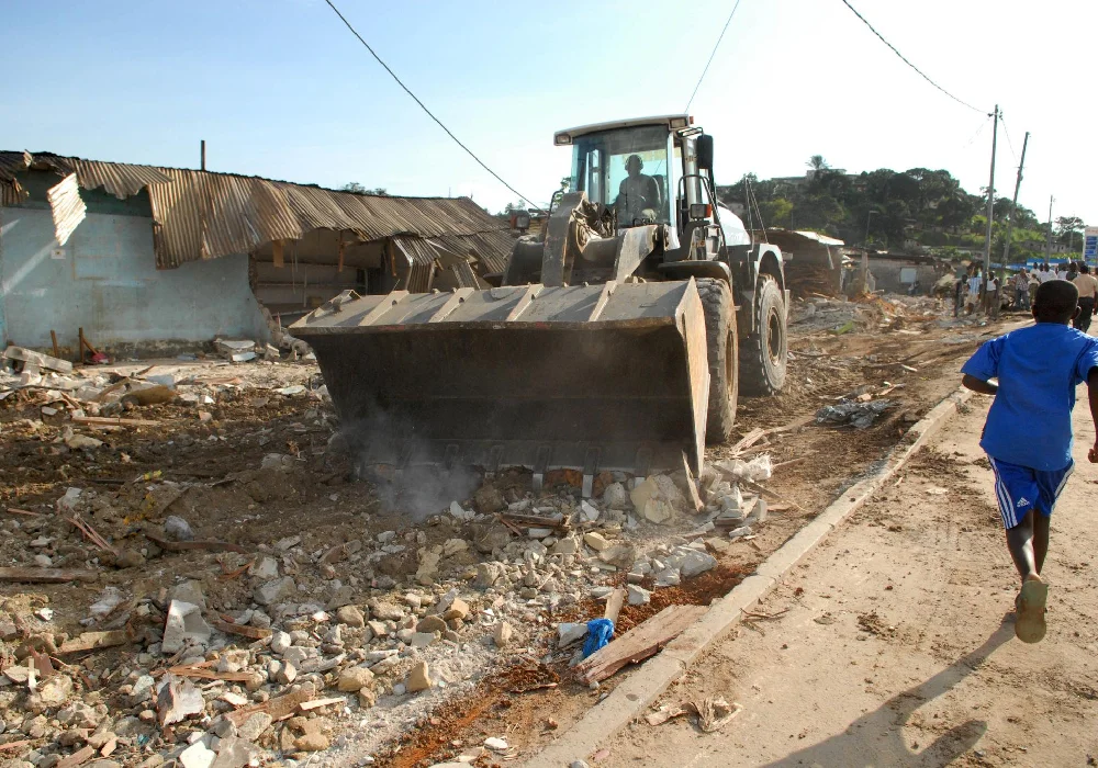 Libreville, le chantier de la modernité et le poids des cartables